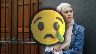 Animasyon, akıllı telefon kullanan Müslüman kadın için ağlayan emoji. Küresel sosyal medya kavramı dijital oluşturulmuş video.