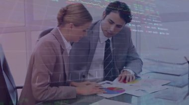 Kafkasyalı iki iş adamının finansal veri işleme animasyonu. Küresel iş ve veri işleme kavramı dijital video oluşturuldu.