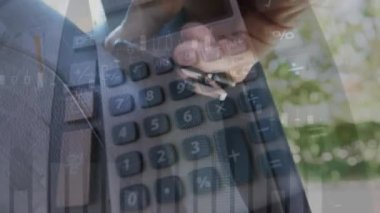 Araba emniyet kemeri takan beyaz bir adamın kırpılmış eli üzerinde hesap makinelerinin animasyonu. Dijital bileşik, çoklu pozlama, ulaşım, araç, finans, koruma, doğruluk.
