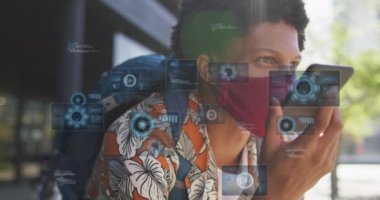 Akıllı telefon kullanan Afro-Amerikan bir adamın veri işleme animasyonu. Küresel iş ve dijital arayüz kavramı dijital olarak oluşturulmuş video.