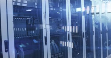 Sunucu odasında dijital veri işleme animasyonu. Küresel veri işleme kavramı dijital oluşturulmuş video.