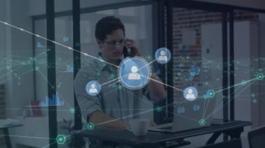 Çift ırklı iş adamının akıllı telefondan konuşması üzerinden bağlantı ağının animasyonu. Dijital video oluşturulmuş konsept sırasında küresel iş.
