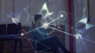 VR kulaklık kullanan beyaz kadın üzerindeki bağlantı ağının animasyonu. Dijital video oluşturulmuş konsept sırasında küresel iş.