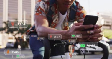 Akıllı telefon kullanan Afro-Amerikan bir adamın medya simgelerinin animasyonu. Küresel iş ve dijital arayüz kavramı dijital olarak oluşturulmuş video.