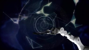 Dünya üzerinde dairelerin ve geometrik şekillerin animasyonu ve uzayda cep telefonu tutan robotik koç. Dijital üretilmiş, hologram, küreselleşme, yapay zeka, makine öğrenme, teknoloji.
