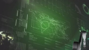 Yeşil arkaplan üzerindeki bilgi arayüzü üzerinde yanan ampulü tutan robotik kol animasyonu. Dijital olarak üretilmiş, hologram, küresel, yapay zeka, haritalar ve teknoloji konsepti.