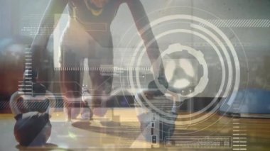 Veri işleme, tarama ve analiz animasyonları. Spor salonunda çalışan ve arka planda kettlebell üzerinde şınav çeken bir kadınla.