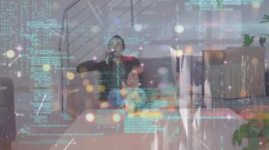 Şehir ışıklarının animasyonu ve beyaz kadının evde içki içerken dinlenmesi üzerine veri işleme. Küresel ağlar, şehir hayatı ve veri işleme kavramı dijital olarak oluşturulmuş video.