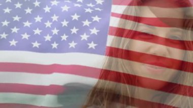 Beyaz kadının gülümsemesi üzerine Amerika Birleşik Devletleri bayrağının animasyonu. Amerikan vatanseverliği, gelenek ve kutlama konsepti dijital olarak oluşturulmuş video.