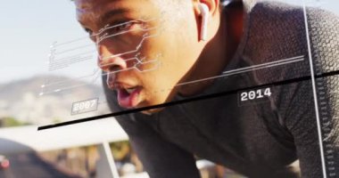 Afro-Amerikan bir adamın dinlenmesi üzerine veri işleme animasyonu. Küresel iş ve dijital arayüz kavramı dijital olarak oluşturulmuş video.