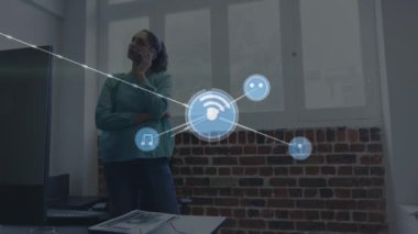 Akıllı telefondan konuşan çift ırklı iş kadını üzerinden bağlantı ağının animasyonu. Dijital video oluşturulmuş konsept sırasında küresel iş.