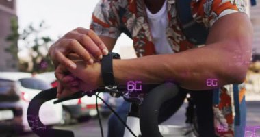 6 G metinlerin animasyonu, akıllı adam kullanan Afro-Amerikan adam üzerinden. Küresel iş ve dijital arayüz kavramı dijital olarak oluşturulmuş video.