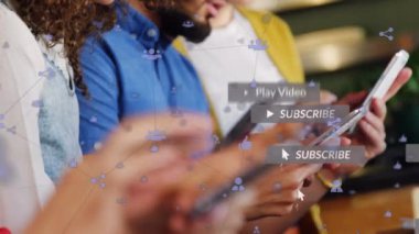 Akıllı telefon kullanan beyaz kişi üzerindeki simgelerle bağlantı ağının animasyonu. Küresel sosyal medya kavramı dijital oluşturulmuş video.