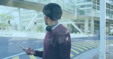 Akıllı telefon kullanan Afro-Amerikan bir adamın veri işleme animasyonu. Küresel iş ve dijital arayüz kavramı dijital olarak oluşturulmuş video.