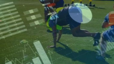 Veri işleme, grafikler ve analizlerin animasyonu. Sporculardan oluşan bir ekip arka plandaki bir spor sahasında eğitim görüyor.