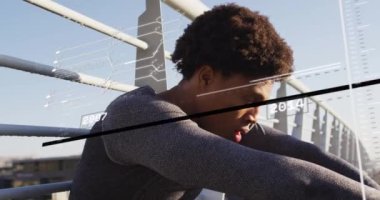 Afro-Amerikan bir adamın oturması üzerine veri işleme animasyonu. Küresel iş ve dijital arayüz kavramı dijital olarak oluşturulmuş video.