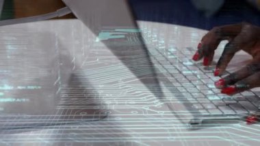 Bilgisayar devre kartının animasyonu, bilgisayar klavyesi kullanan Afro-Amerikan kadın üzerinde. Dijital olarak oluşturulmuş küresel bilgisayar ve veri işleme kavramı.