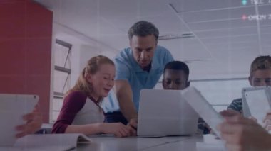 Kafkas öğretmeni ve çeşitli öğrenci grupları üzerinde finansal dijital veri işleme animasyonu. Küresel veri işleme ve eğitim kavramı dijital video oluşturuldu.