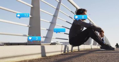 Afro-Amerikan bir adamın oturması üzerine medya simgelerinin canlandırılması. Küresel iş ve dijital arayüz kavramı dijital olarak oluşturulmuş video.