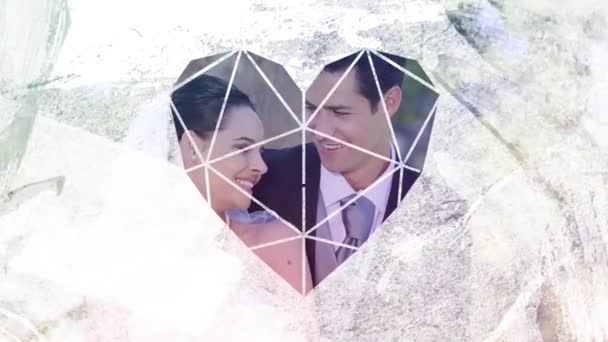 Animation Eines Glücklichen Kaukasischen Brautpaares Durch Ein Weißes Herzförmiges Fenster — Stockvideo