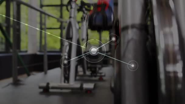 动画网络连接和数据共享与一个金发高加索女人在一个健身房的静态自行车背景 — 图库视频影像