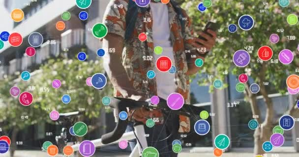 Анимация Медиа Икон Над Африканским Американцем Использующим Смартфон Концепция Глобального — стоковое видео