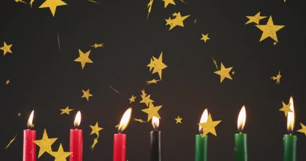 Animación Estrellas Doradas Cayendo Sobre Velas Kwanzaa Sobre Fondo Negro — Vídeo de stock