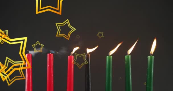 Animación Estrellas Doradas Cayendo Sobre Velas Kwanzaa Sobre Fondo Negro — Vídeo de stock