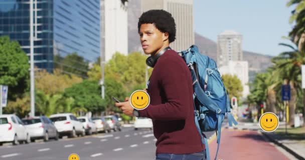 Animasi Ikon Emoji Lebih African American Man Menggunakan Smartphone Konsep — Stok Video