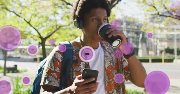 Animatie Van Teksten Afrikaanse Amerikaanse Man Met Behulp Van Smartphone — Stockvideo