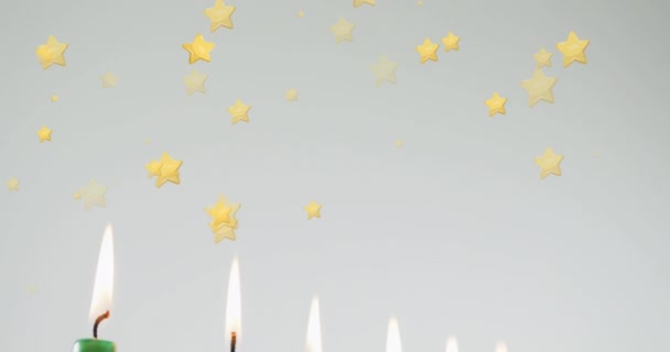 Animación Estrellas Doradas Cayendo Sobre Velas Kwanzaa Sobre Fondo Gris — Vídeo de stock