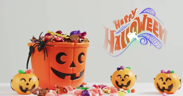Gambar Teks Halloween Atas Ember Labu Berukir Dengan Permen Latar — Stok Foto