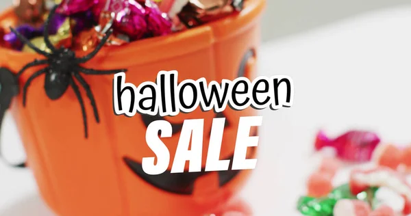 Bild Von Halloween Verkaufstext Über Geschnitztem Kürbiseimer Mit Süßigkeiten Auf — Stockfoto