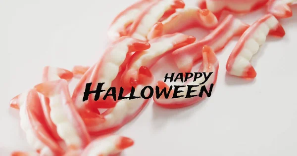 Obraz Halloween Tekst Nad Słodyczami Zębów Szarym Tle Halloween Jesień — Zdjęcie stockowe
