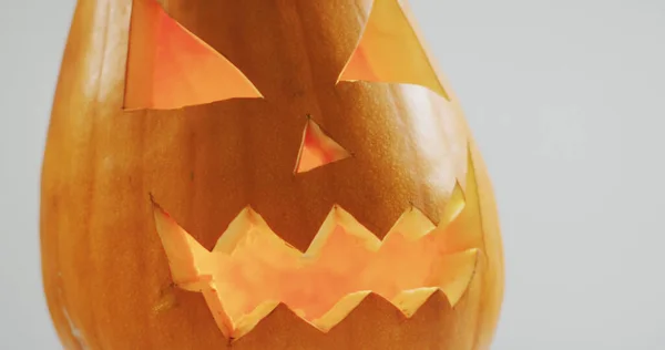 Obraz Halloween Tekst Nad Rzeźbione Dyni Szarym Tle Halloween Jesień — Zdjęcie stockowe