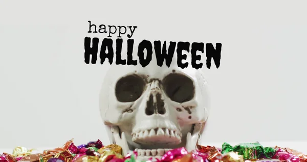 Imagem Texto Halloween Sobre Crânio Com Doces Fundo Cinza Halloween — Fotografia de Stock