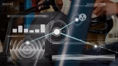 Depodaki beyaz erkek işçinin veri işleme animasyonu. Küresel iş ve dijital arayüz kavramı dijital olarak oluşturulmuş video.