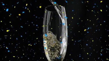 Şampanya bardağında konfeti animasyonu. Parti, kutlama ve dijital arayüz kavramı dijital olarak oluşturuldu.