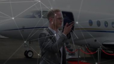 Havaalanındaki Kafkasyalı işadamı üzerinden bağlantı ağının animasyonu. Küresel iş ve dijital arayüz kavramı dijital olarak oluşturulmuş video.