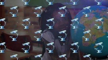 Mikroskop simgelerinin dünya çapındaki çeşitli okul çocukları üzerinde canlandırılması. Küresel eğitim ve dijital arayüz kavramı dijital olarak oluşturulmuş video.