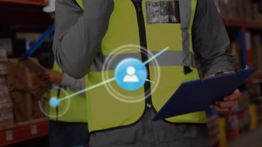 Depodaki beyaz erkek işçilerin ikonlarla olan bağlantılarının animasyonu. Dijital olarak oluşturulmuş küresel bağlantılar, gönderme ve dağıtım konsepti.