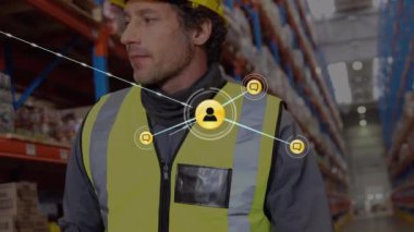 Depodaki beyaz erkek işçilerin ikonlarla olan bağlantılarının animasyonu. Dijital olarak oluşturulmuş küresel bağlantılar, gönderme ve dağıtım konsepti.