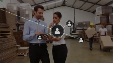 Depodaki çeşitli işçiler üzerindeki simgelerle bağlantı ağının animasyonu. Dijital olarak oluşturulmuş küresel bağlantılar, gönderme ve dağıtım konsepti.