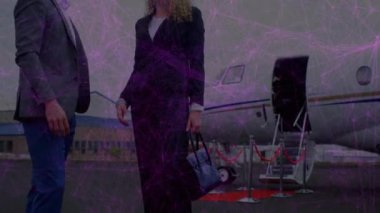 Havaalanındaki Kafkas iş adamları üzerinden bağlantı ağının animasyonu. Küresel iş ve dijital arayüz kavramı dijital olarak oluşturulmuş video.