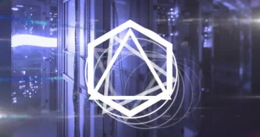 Sunucu odasında beyaz şekiller ve veri işleme animasyonları. Küresel teknoloji, bilgisayar ve dijital arayüz kavramı dijital olarak oluşturulmuş video.