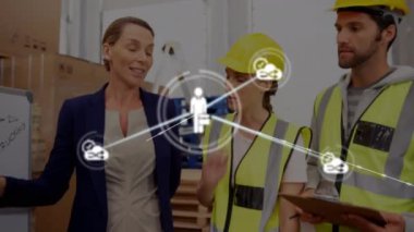 Depodaki çeşitli işçiler üzerindeki simgelerle bağlantı ağının animasyonu. Dijital olarak oluşturulmuş küresel bağlantılar, gönderme ve dağıtım konsepti.