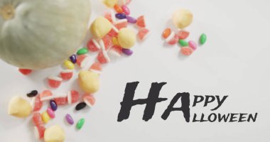 Gri arkaplanlı balkabağı kovası üzerine cadılar bayramı mesajı resmi. Cadılar Bayramı, sonbahar, sonbahar, bayram geleneği ve dijital olarak üretilen görüntü konsepti.