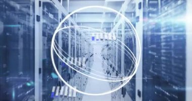 Sunucu odasında beyaz daireler ve veri işleme animasyonu. Küresel teknoloji, bilgisayar ve dijital arayüz kavramı dijital olarak oluşturulmuş video.