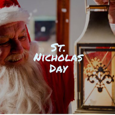 Noel Baba 'nın elinde noel feneri olan Aziz Nicholas Günü metni. Noel şenliği, gelenek ve kutlama konsepti.