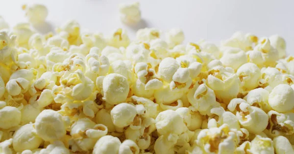 Bild Einer Nahaufnahme Von Popcorn Das Auf Weißem Hintergrund Fällt — Stockfoto
